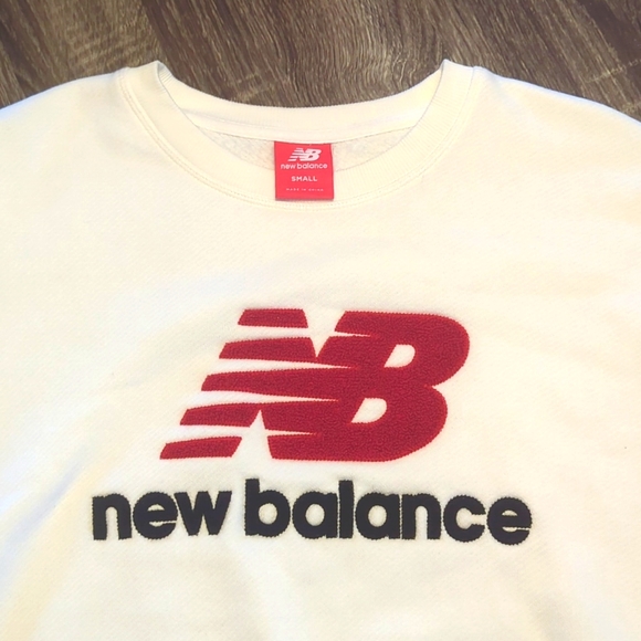 New Balance Women's Sweatshirt Size Small - Picture 2 of 4